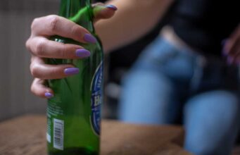 Wpływ alkoholu na cerę i paznokcie Alkohol a cera i paznokcie