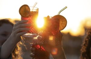 Aperol, 9 przepisów na pyszne drinki z tym likierem Drinki z dodatkiem aperolu