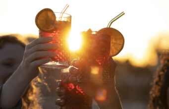 Aperol, 9 przepisów na pyszne drinki z tym likierem Drinki z dodatkiem aperolu