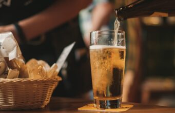 Kufle do piwa – czym się różnią i jak pić piwo w barach i restauracjach?