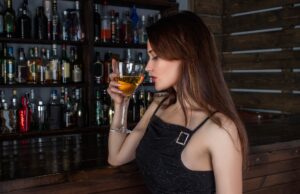 Alkohol a włosy Wpływa alkoholu na włosy