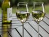 Wino białe na lato – jak wybrać orzeźwiającą butelkę na upały i do letnich potraw?