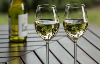 Wino białe na lato – jak wybrać orzeźwiającą butelkę na upały i do letnich potraw?