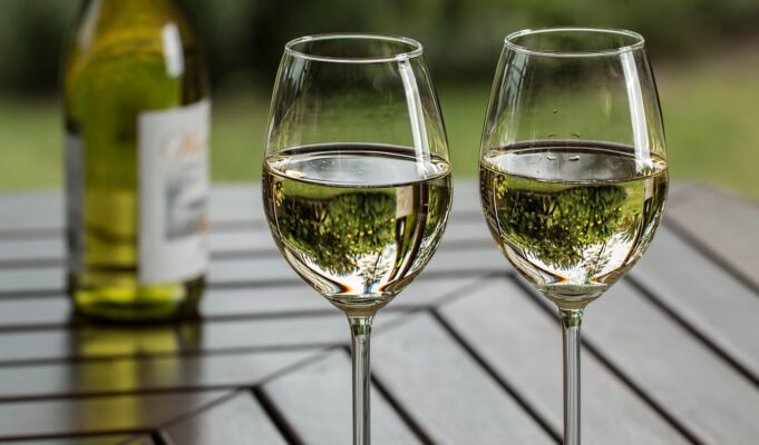 Wino białe na lato – jak wybrać orzeźwiającą butelkę na upały i do letnich potraw?