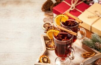 Jak zrobić grzane wino? Sprawdzony przepis na aromatyczny, rozgrzewający napój na chłodne dni