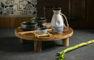 Sake z Japonii. Jak powstaje, jak się pije, gdzie kupić ten alkohol Sposób podania sake