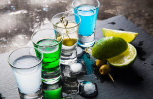 Sylwester: Jaki alkohol kupić? Co pić, by dobrze się bawić? shoty na sylwestra