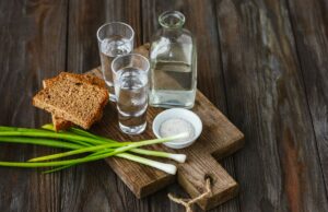 Wódka bezalkoholowa. Jak powstaje, jak smakuje, ile ma kalorii? Wódka bezalkoholowa